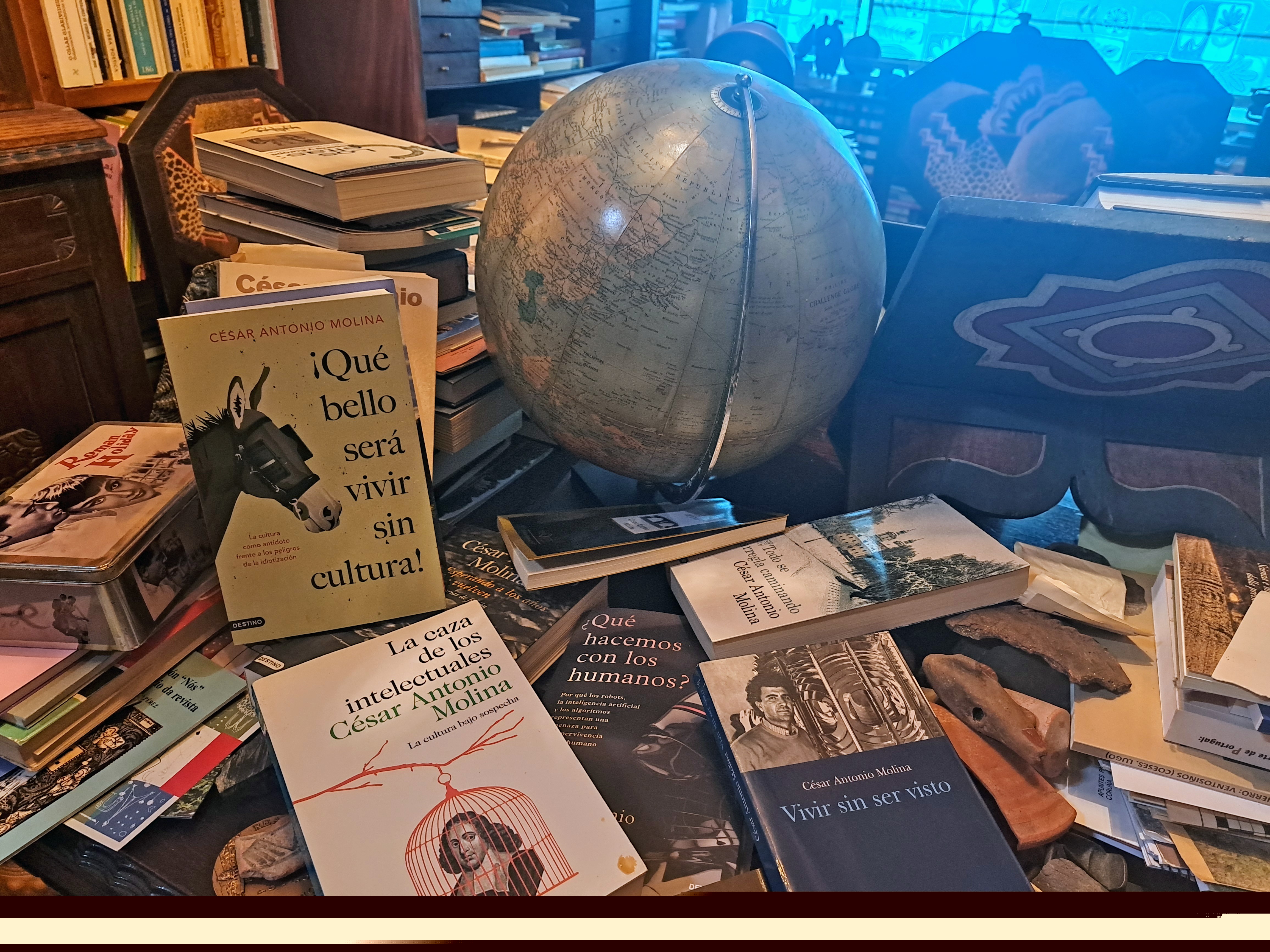 Ampliar: Libros de C.A. Molina sobre a mesa de F.Senn